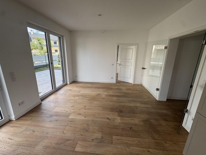 Traumhafte 4 Raumwohnung mit großem Garten in einer Villa – Foto 9