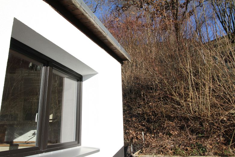 Traumhaft sonniges, frisch renoviertes Einfamilienhaus mit eigenem Garten – Hang