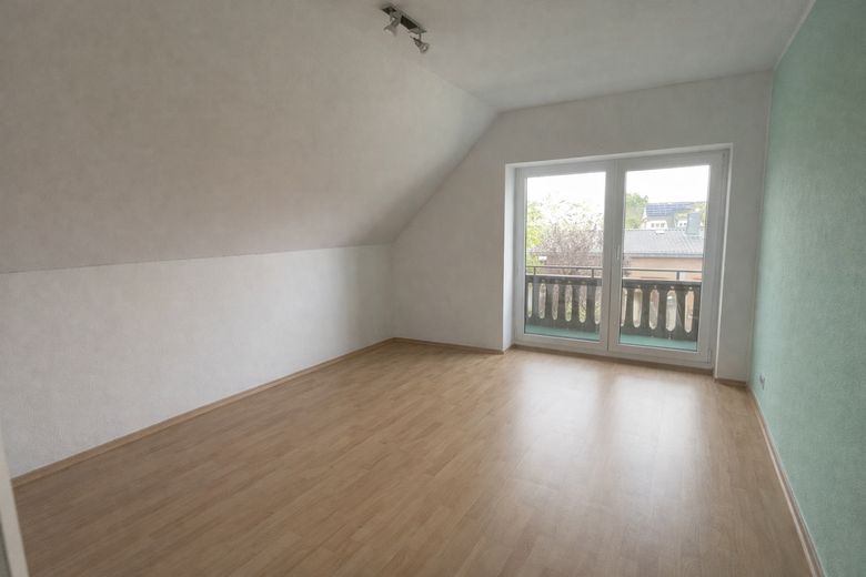 Exclusive House with Garage and Three Parking Spaces – OG  links Zimmer 2 