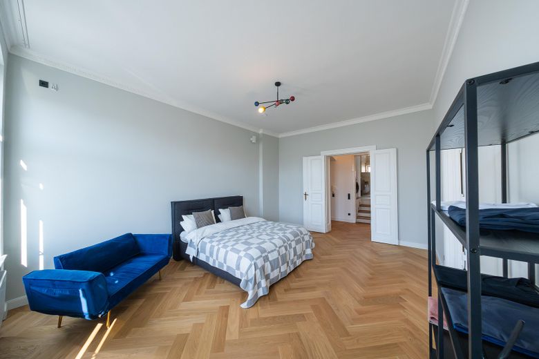 Recién reformado. Disponible para entrar y sin comisión. Lujo en un edificio antiguo en pleno centro de la ciudad. – Schlaf- oder Esszimmer