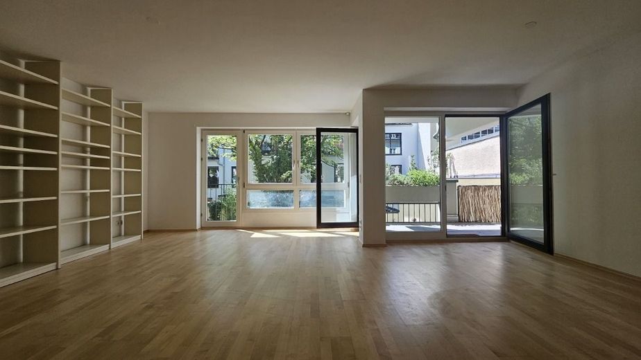 *** hell &amp; großzügig *** Lichtdurchflutete isarnahe Wohnung in der Au – Wohnzimmerblick zum Innenhof