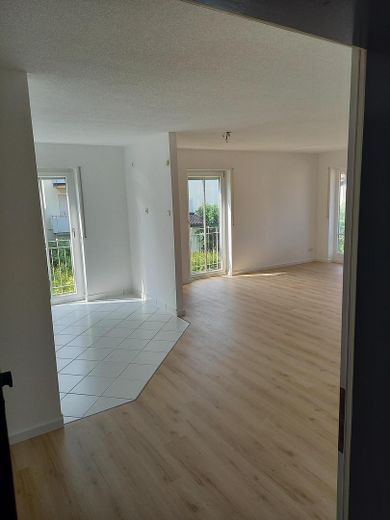 Lichtdurchflutete Zweizimmerwohnung – Zur Tür herein