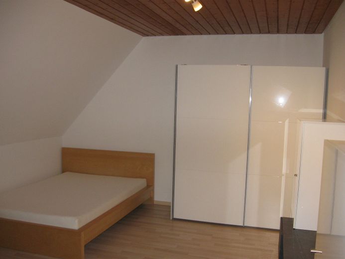 Möbilierte 1 Zimmer Wohnung in 73235 Weilheim-Teck – Bett mit Schrank