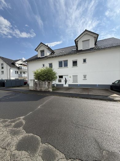 Attraktive 3-ZKB Eigentumswohnung Rodheim-Bieber inkl. TG Stellplatz – Straßenansicht und Hauseingang