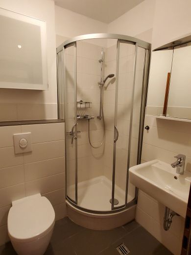 Apartamento amueblado con terraza soleada cerca del Havel, sin comisión – Bad