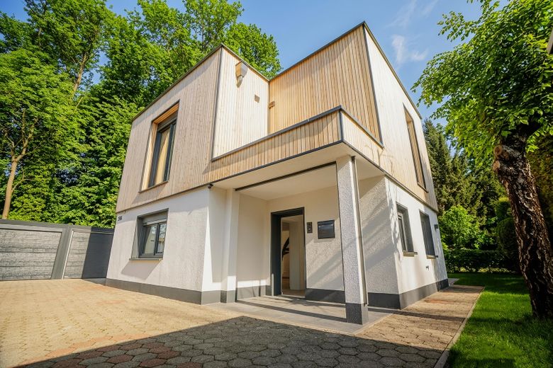 Freistehendes Designhaus am Wald | hochwertig modernisiert , einzugsbereit | 7 Stellplätze – A_Haus_bei_Tag