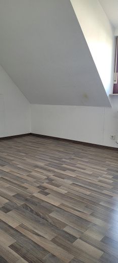 Appartement mansardé de 3 pièces avec balcon et garage à Stuttgart-Weilimdorf – Photo 3