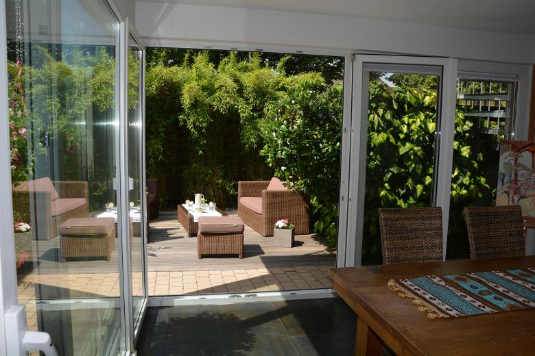 Esszimmer mit Holzterrasse