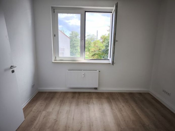 Balkonlu, yenilenmiş apartman bloğunda tamamen modernize edilmiş 4 odalı daire – Fotoğraf 1