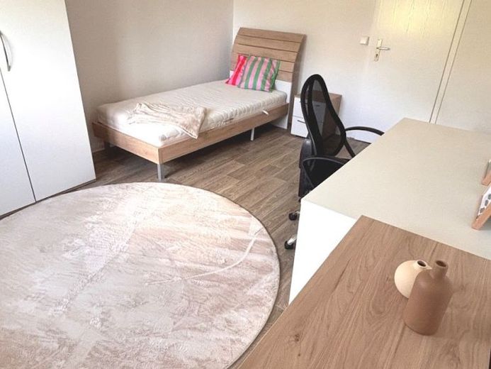 WG-Zimmer mit Balkon und Küche – Foto 1