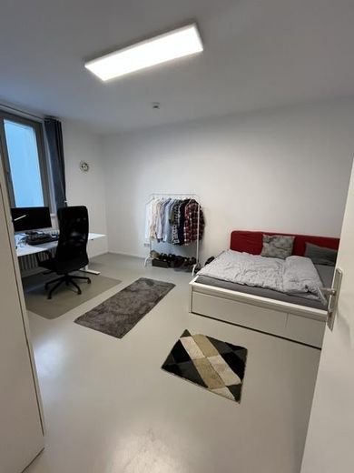 TOPLAGE ! Helle, sanierte 2-Zimmer Wohnung mit Mainblick – Zimmer