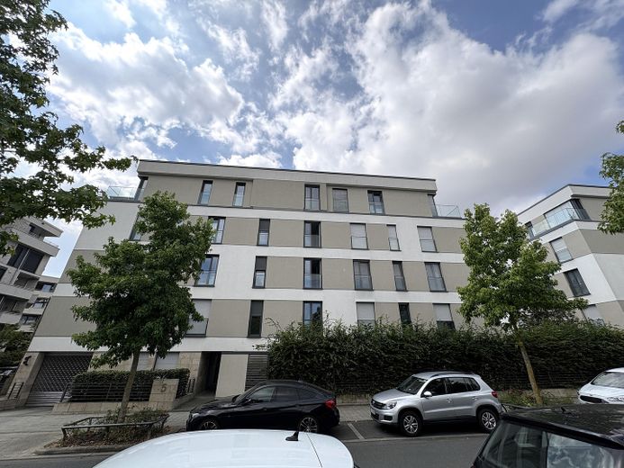 Exklusive 4-Zimmer-Gartenwohnung mit ca. 290 m² Garten und Hausgefühl am Riedberg – Außenansicht