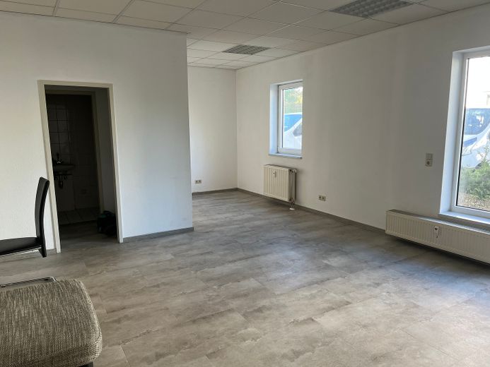 Zwei Gewerberäume mit Parkplätzen + Tiefgarage – Büro (GE5)