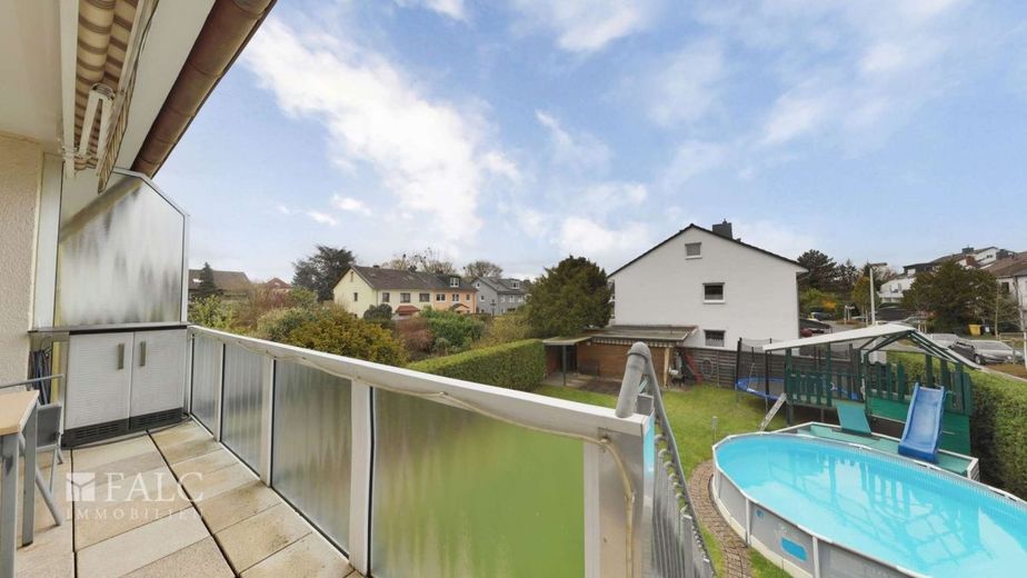 Großzügiges Einfamilienhaus mit Garten, Pool und flexiblen Nutzungsmöglichkeiten in ruhiger Wohnlage – Balkon