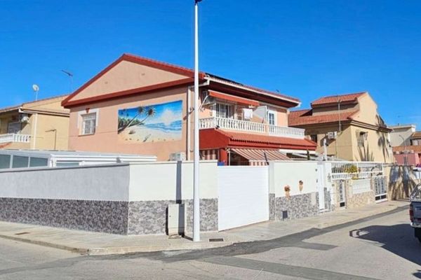 Charmante Eckvilla mit Garage 600m bis zum Strand