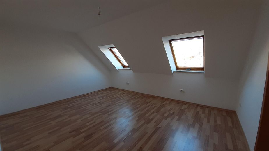 Balkonlu ve genişletme potansiyeline sahip bakımlı 3 odalı çatı katı dairesi – Aichach’ta 67 m² – Schlafzimmer