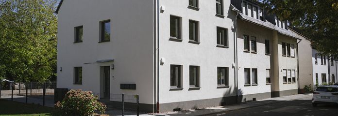 Dreizimmerwohnung im ersten Obergeschoss mit Balkon sowie KfW-Kredit mit 30.000 Euro Zuschuss – Vorderansicht