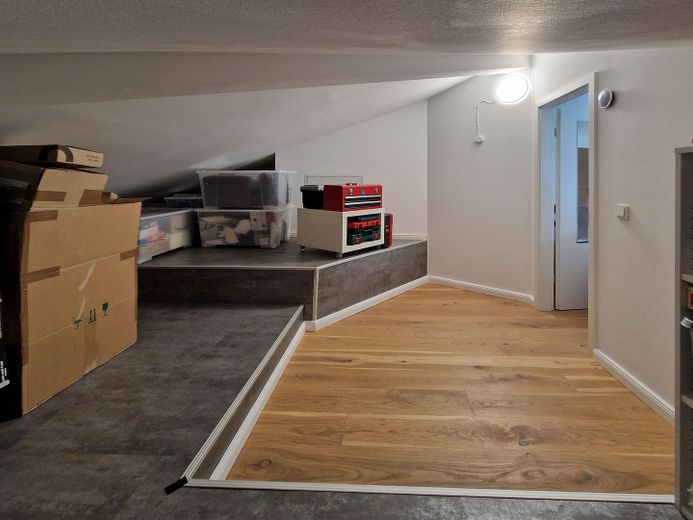 Courtagefrei: Helle und zentral gelegene DG-Maisonette-Wohnung mit Galerie und Sonnenterrasse – 10_Abstellraum hinter HO_2