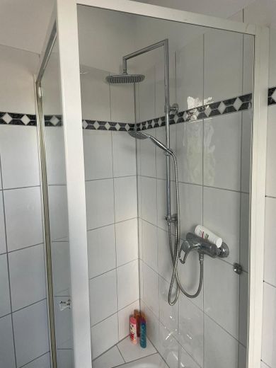 KENTSEL KONFORLU MİMARİ 127 qm, S-Bahn ve Main yakınında, sakin ve engelsiz – Separate Dusche im Bad