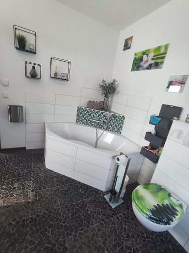 neuwertige smarte Stadtvilla in Bernau bei Berlin ideal für Familien – Eckbadewanne Bad