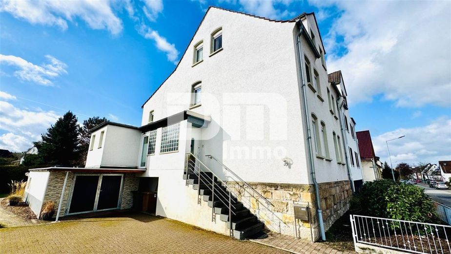 (R)eserviert!Ein- bis Zweifamilienhaus mit 2 Terrassen und Garage – Seitenansicht