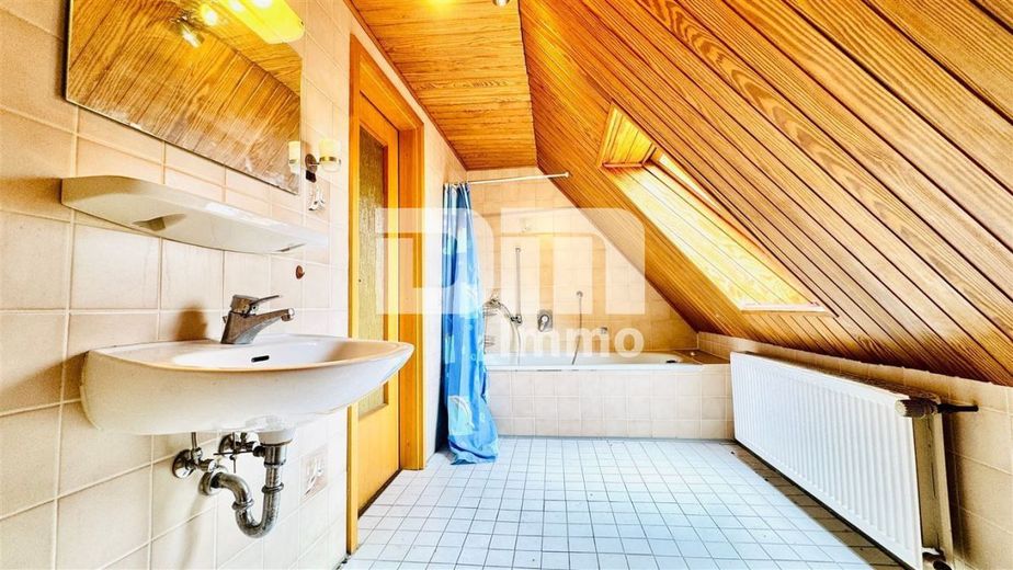 Einzigartiges Immobilien-Ensemble: Zwei Wohnhäuser MFH + EFH mit Halle auf ca. 5.300 m² Grundstück – Haus 2 DG Bad Wanne