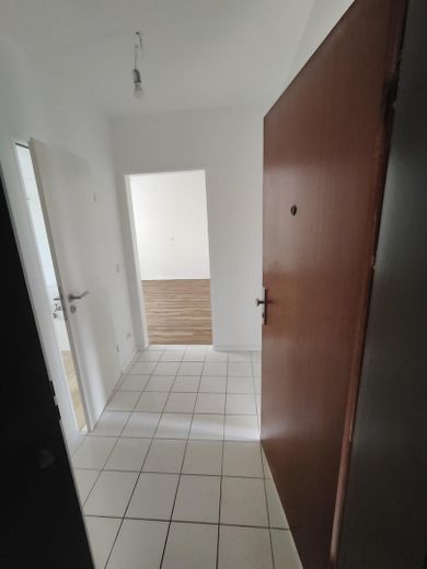 2,5 Raum mit Balkon im gepflegten Mehrfamilienhaus – Flur