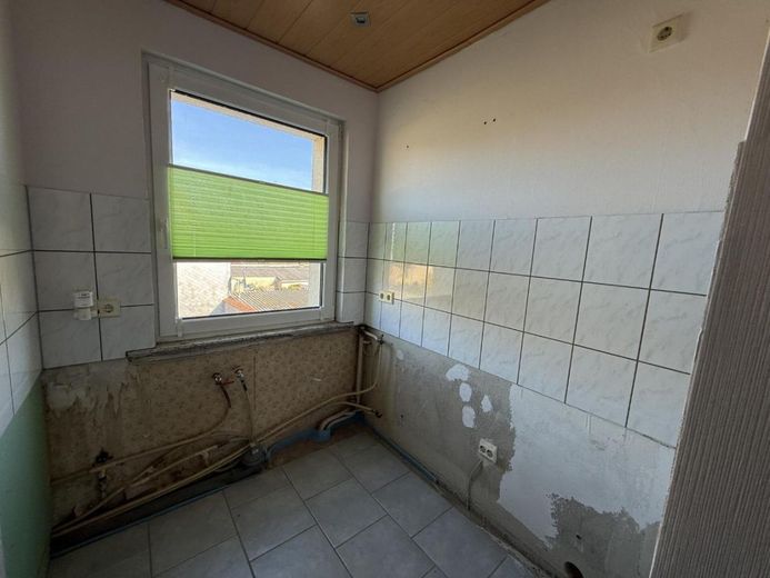 Dieses Einfamilienhaus ist in Massivbauweise mit viel Nebengebäude – Bild 12