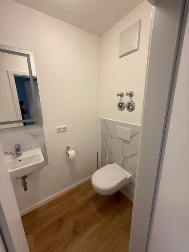 Nowoczesne mieszkanie 3,5-pokojowe w sercu Ellhofen – Gäste WC