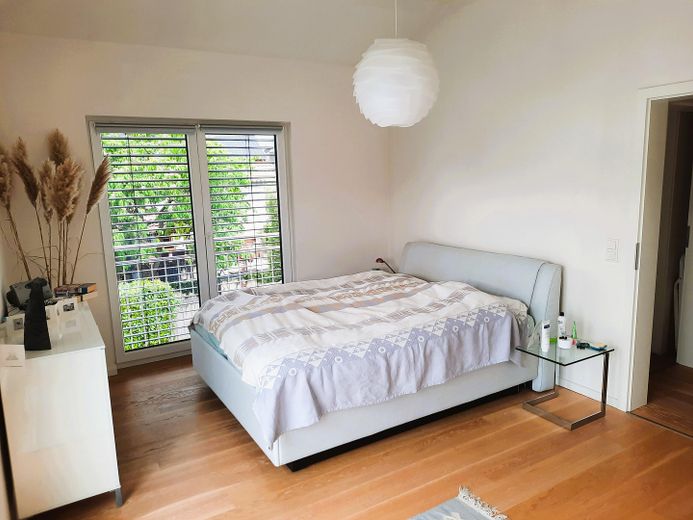 grosses Zimmer mit Balkon