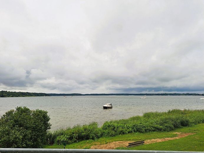 Müritz von der Parkanlage aus