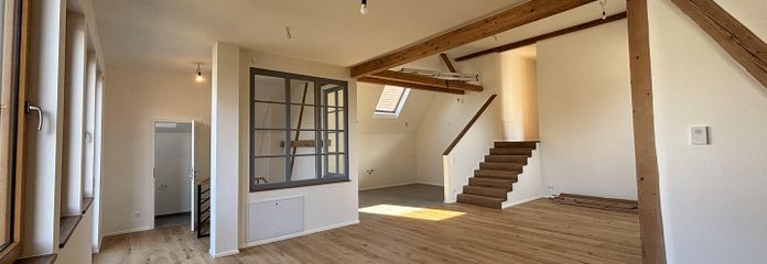Vida única: loft con balcón soleado y jardín privado – Wohn-/ Essbereich
