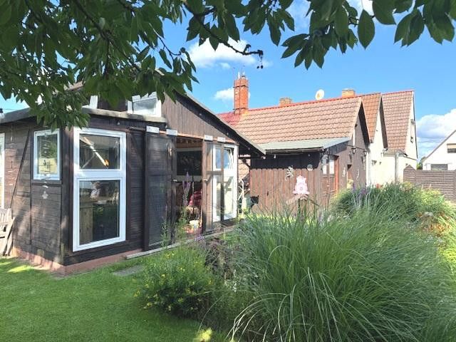 Gartenhäuschen und Teich