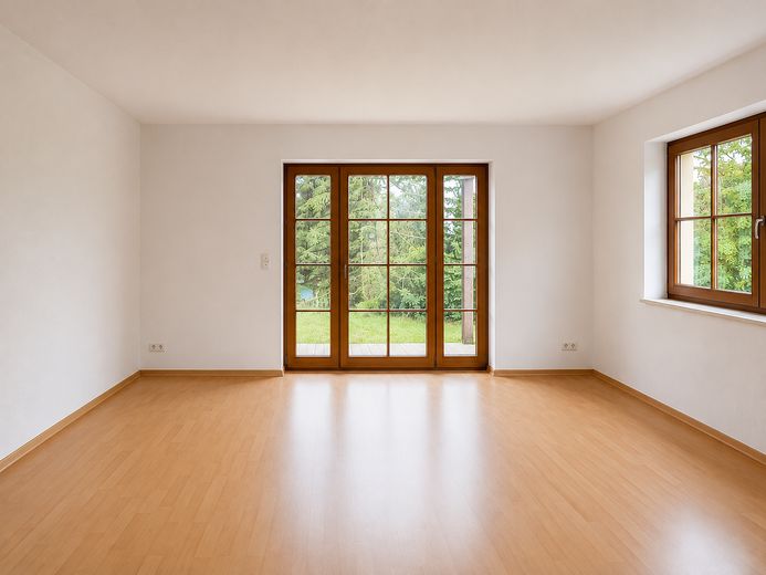Helle 2-Raum Wohnung in ruhiger Lage mit Terrasse – Wohhnzimmer