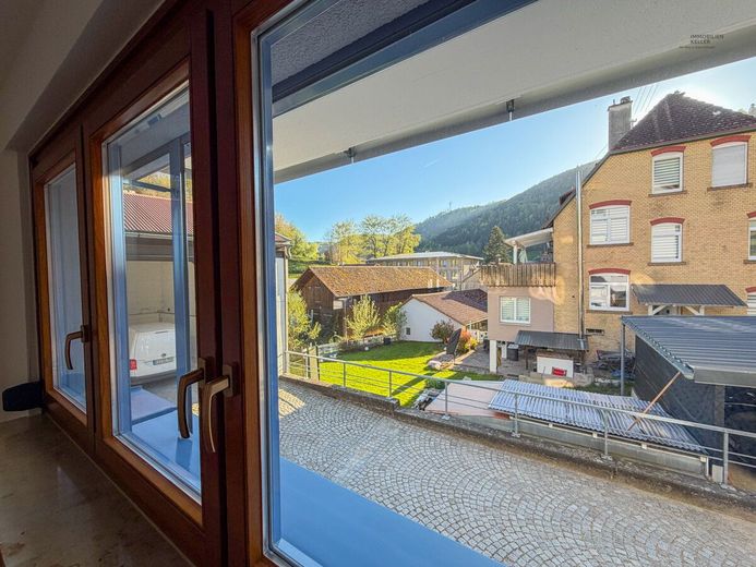 Haus im Haus- 6,5 Zimmer Wohnung in zentraler Lage – Aussicht