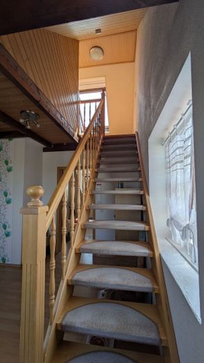 Gepflegtes Zweifamilienhaus mit großem Garten, Garagen und vielfältigen Nutzungsmöglichkeiten – Treppe zum Dachgeschoss
