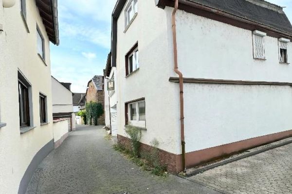 Renovierungsbedürftiges Einfamilienhaus mit Potential Garage und Keller in Rheinbrohl im Zentrum