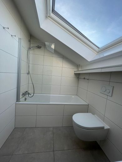 Familienfreundliches Reihenhaus mit schönem Garten – Badezimmer im OG