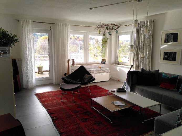 PF-Friedenstraße: curato appartamento di 3,5 locali con balcone, tranquilla posizione nel verde - SENZA PROVVIGIONE – Helles WZ mit Süd/West Blick