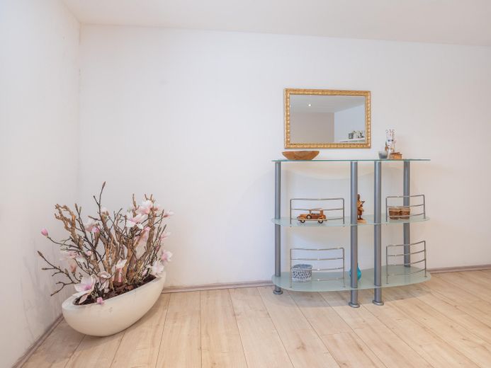 Exklusiver freistehender Bungalow mit Einliegerwohnung, Fernblick, Doppelgarage & großem Garten – Foto 22