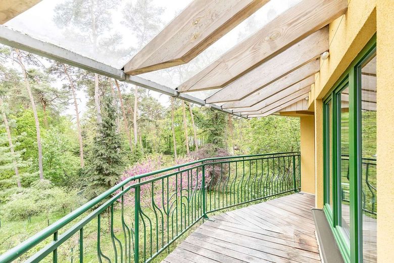 Moderne Architektenvilla in Hanglage - Design, Licht &amp; Natur in Perfektion – überdachter Balkon mit  Waldparkblick OG