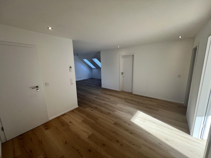 Moderne 4 Zimmer DG Wohnung mit Garten in ruhigem gehobenen Wohngebiet – Diele