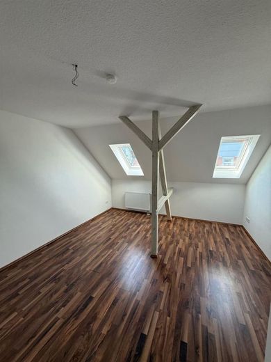 Kompakte DG 3-Zimmer mit Aufzug, Laminat, Dachbalkon und Eckwanne in guter Lage! – PHOTO-2026-03-09-11-47-41_2