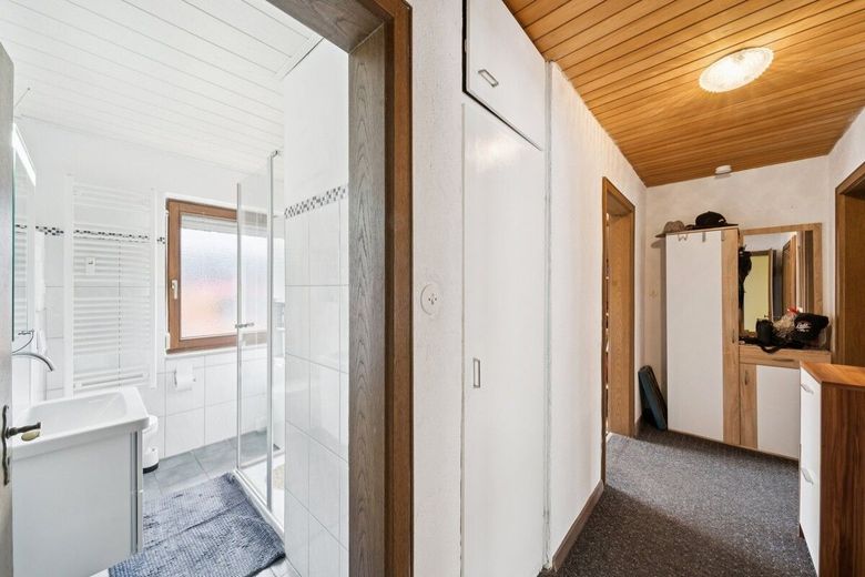 Viel Platz, viele Möglichkeiten: Gepflegtes Mehrfamilienhaus mit vier Wohneinheiten – Badezimmer 1.OG