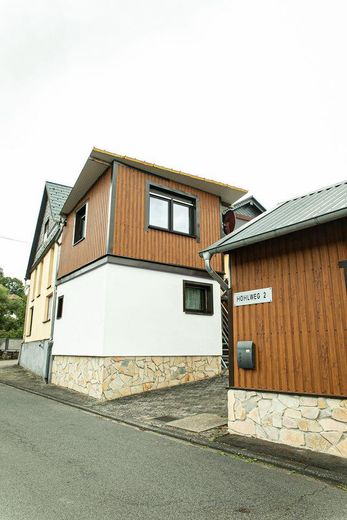 Landhaus Generationenhof mit bis zu 10 ha Land und Bachlauf – Straßenansicht Dorfstraße