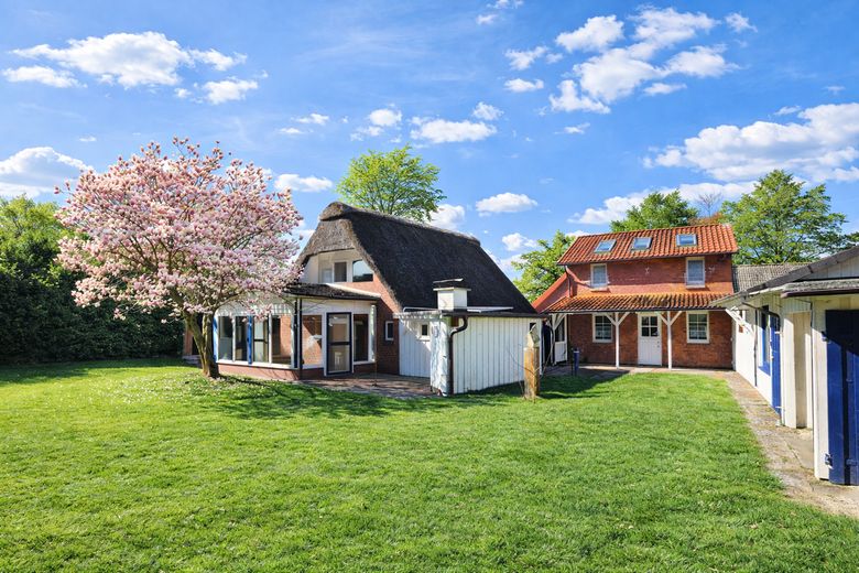 Wohnhaus nahe Krautsand mit Garten – Grundstück mit positivem Bauvorbescheid optional • – Reetdach