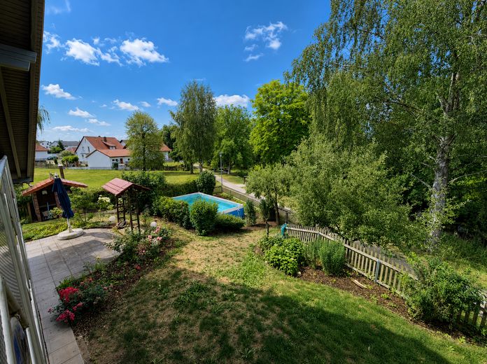 Einzigartige Lage direkt an der Roth | Pool, Sauna & Erdwärme | provisionsfrei – Balkonaussicht zu Pool u. Roth