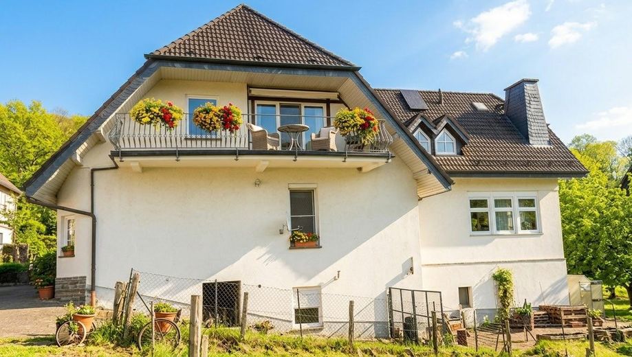 Енергоефективний будинок на дві сім’ї з балконом і великим садом – Haus Westseite