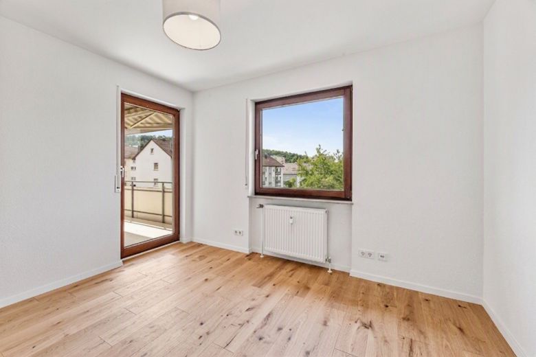 *provisionsfrei* Helle 3-Zi-Wohnung hochwertig renoviert mit Balkon in zentraler Lage – Schlafzimmer 2