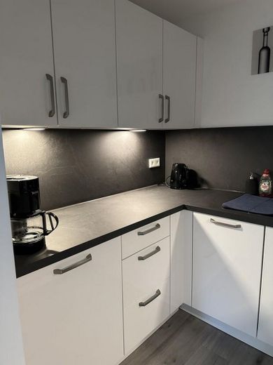 Voll möblierte wohnung mit Einbauküche – Foto 8
